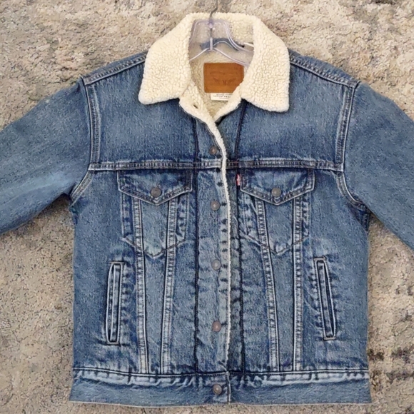 Levi's Women's Medium Wash Sherpa Trucker Jacket - Picture 4 of 9